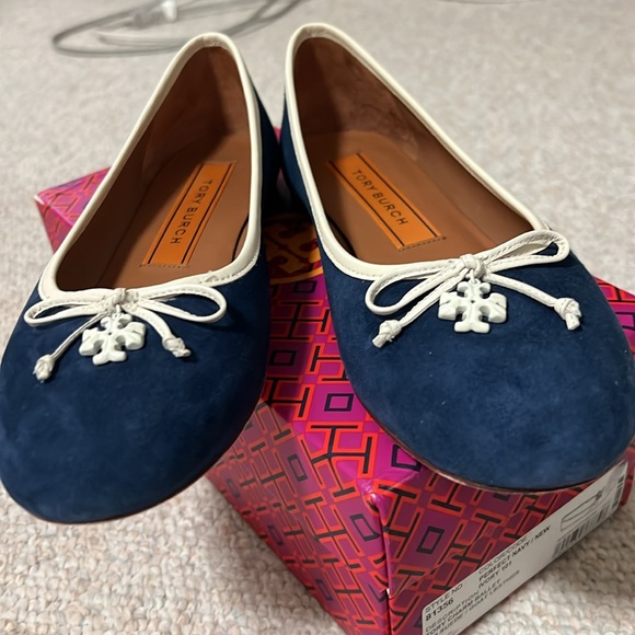 Tory Burch Logo Charm Ballet Flats - Picture 4 of 14